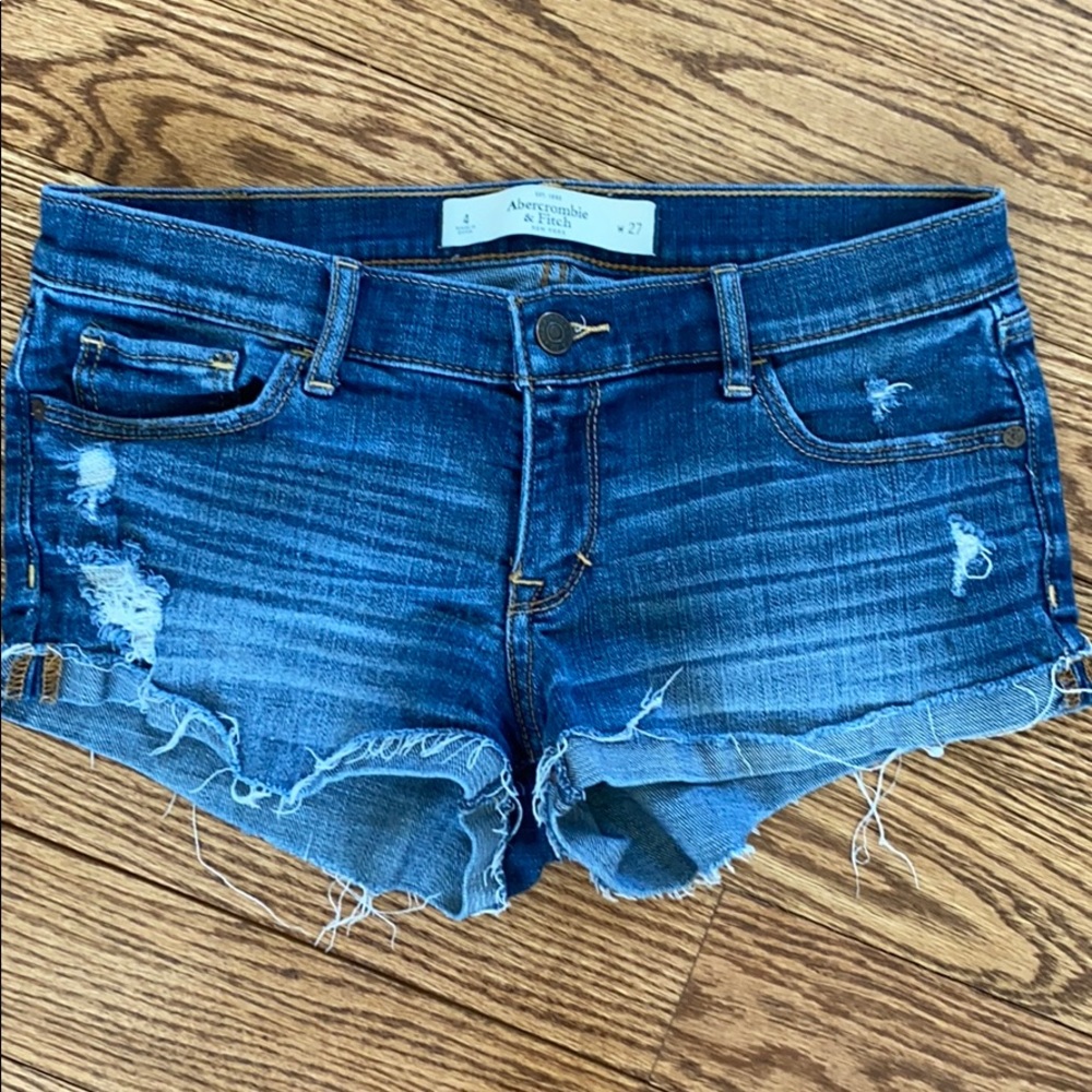 Cuffed distressed shorts